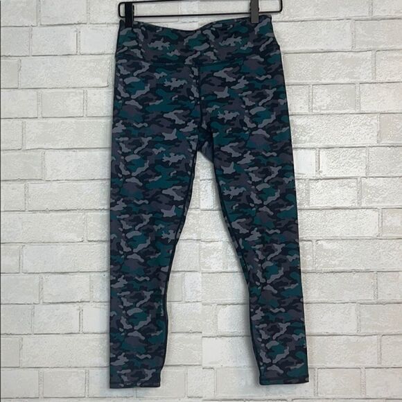 Fabletics High Waist Powerhold Camo Capri Leggings - Picture 1 of 5